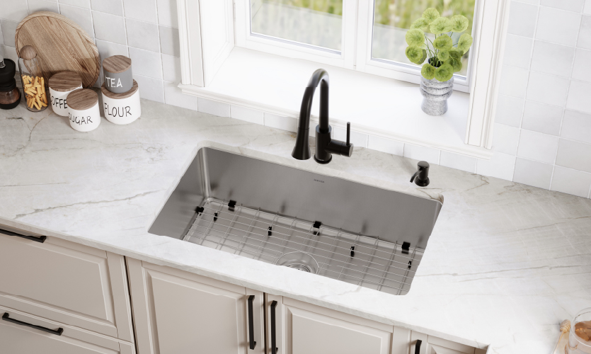 Comes Complete with a Bottom Grid and Strainer